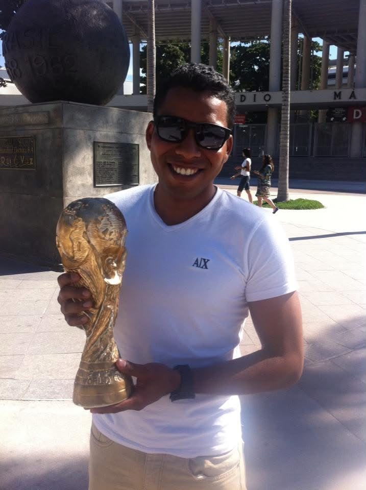 Alejandro Cartagena con la Copa del Mundo